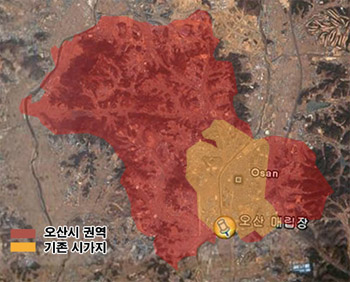 위성사진으로 본 오산시. 붉은 지역이 오산시 권역, 노란색으로 표시된 지역이 중심권역. (구글어스) 